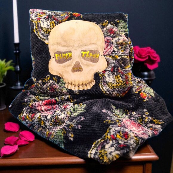 Gothic Skull Roses Plush Throw Blanket Black Floral Velour Cozy Halloween 50×70" - Picture 1 of 8